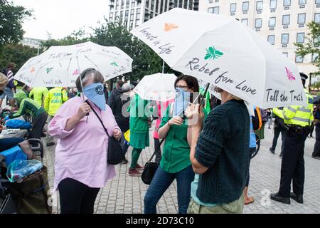 Des militants de la rébellion des extinction prennent part à une manifestation devant le Shell Center de Londres, alors qu'un week-end d'action de la rébellion des extinction commence dans tout le pays. Date de la photo : vendredi 28 août 2020. Le crédit photo devrait se lire: Matt Crossick/Empics Banque D'Images