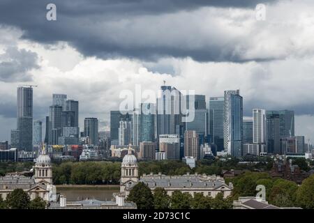 Blocs de bureaux à Canary Wharf, Londres, vu de Greenwich Park. Beaucoup de travailleurs britanniques travaillent encore à domicile et les quartiers de bureaux comme Canary Wharf sont encore beaucoup plus calmes que d'habitude. Date de la photo : vendredi 28 août 2020. Le crédit photo devrait se lire: Matt Crossick/Empics Banque D'Images