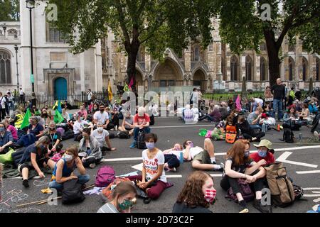 Extinction les manifestants de la rébellion bloquent les routes à l'extérieur du Parlement, sur la place du Parlement, à Londres. Date de la photo: Mardi 1er septembre 2020. Le crédit photo devrait se lire: Matt Crossick/Empics Banque D'Images