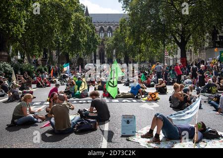 Extinction les manifestants de la rébellion bloquent les routes à l'extérieur du Parlement, sur la place du Parlement, à Londres. Date de la photo: Mardi 1er septembre 2020. Le crédit photo devrait se lire: Matt Crossick/Empics Banque D'Images