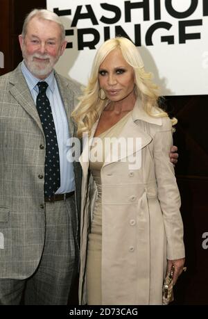 Donatella Versace et Colin McDowell arrivent à la fête de lancement Fashion Fringe 2008 à Claridge's, Londres. Banque D'Images