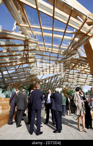 Vue sur le pavillon d'été de la Serpentine Gallery conçu par Frank Gehry à Hyde Park, Londres. Banque D'Images