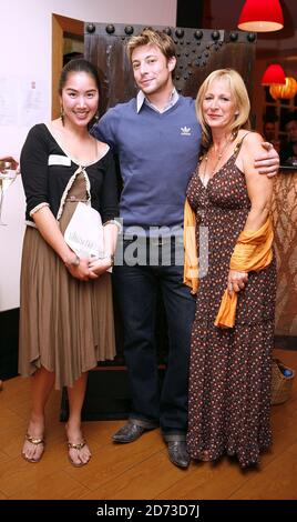 Duncan James avec la mère Fiona (à droite) et Malinee Tapingkae du Thai Square Group lors du lancement du Thai Square Restaurant à Covent Garden, Londres. Banque D'Images