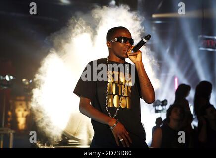 Tinchy Stryder se présentant en direct pendant l'enregistrement de la transmission T-Mobile de Channel 4, à la brasserie RAM de Wandsworth, Londres. Banque D'Images