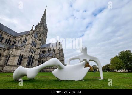 Grande sculpture de figurine inclinable de l'artiste Henry Moore exposée à l'extérieur de la cathédrale de Salisbury, Wiltshire, Royaume-Uni Banque D'Images