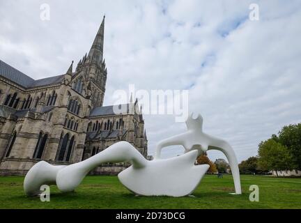 Grande sculpture de figurine inclinable de l'artiste Henry Moore exposée à l'extérieur de la cathédrale de Salisbury, Wiltshire, Royaume-Uni Banque D'Images