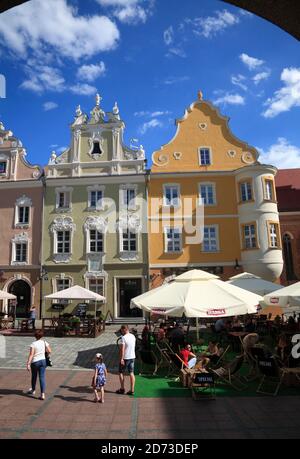 Maisons anciennes à la place du marché Rynek, Opole, Silesia, Pologne, Europe Banque D'Images