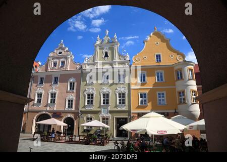 Maisons anciennes à la place du marché Rynek, Opole, Silesia, Pologne, Europe Banque D'Images