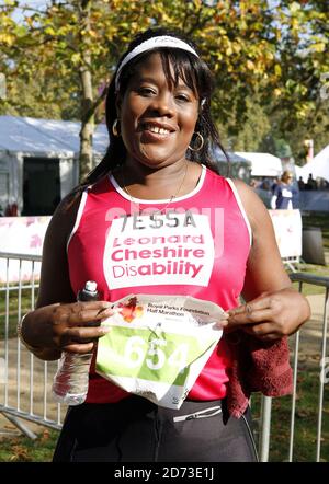 Tessa Sanderson au semi-marathon de la Royal Parks Foundation à Hyde Park, Londres. Plus de 10,000 coureurs ont parcouru 13.1 kilomètres dans quatre parcs royaux, finissant à Hyde Park au festival Brakes Food and Fitness. Banque D'Images