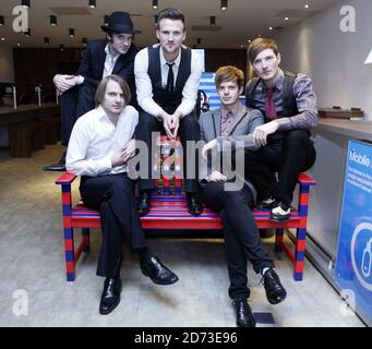 The Feeling (l-r) Ciaran Jeremiah, Kevin Jeremiah, Paul Stewart, Richard Jones, Dan Gillespie vend, à l'entrepôt de Carphone sur Oxford St à Londres, pour le lancement du nouveau Nokia vient avec le service de musique. Banque D'Images