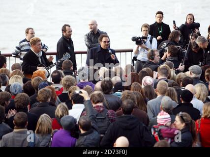 Le chanteur Tom Jones est considéré comme un bussking sur la South Bank pour une partie du salon de la culture BBC2s « British Busking Challenge » dans le centre de Londres. Banque D'Images