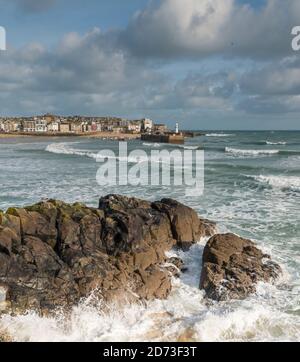 Les mers d'hiver agitées frappent le port de St Ives, Cornwall, Royaume-Uni Banque D'Images