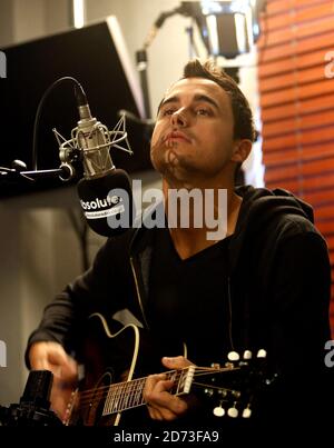 Joe King of the Fray se présentant en direct aux sessions Absolute radio Christmas Zoo, dans leur studio du centre de Londres. Banque D'Images