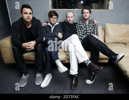 The Fray (l-r) Joe King, David Welsh, Isaac Slade et Ben Wysocki, posent pour des photographies avant de se présenter en direct aux sessions Absolute radio Christmas Zoo, dans leur studio dans le centre de Londres. Banque D'Images