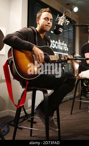 Joe King of the Fray se présentant en direct aux sessions Absolute radio Christmas Zoo, dans leur studio du centre de Londres. Banque D'Images