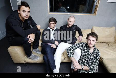 The Fray (l-r) Joe King, David Welsh, Isaac Slade et Ben Wysocki, posent pour des photographies avant de se présenter en direct aux sessions Absolute radio Christmas Zoo, dans leur studio dans le centre de Londres. Banque D'Images