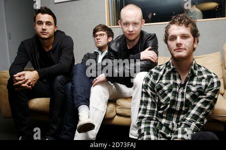 The Fray (l-r) Joe King, David Welsh, Isaac Slade et Ben Wysocki, posent pour des photographies avant de se présenter en direct aux sessions Absolute radio Christmas Zoo, dans leur studio dans le centre de Londres. Banque D'Images