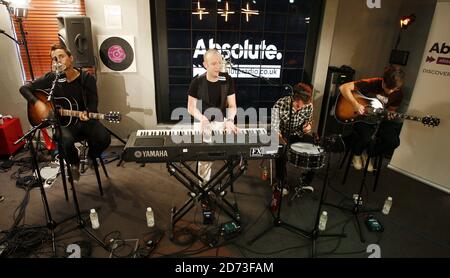 Le Fray se joue en direct aux sessions Absolute radio Christmas Zoo, dans leur studio du centre de Londres. Banque D'Images