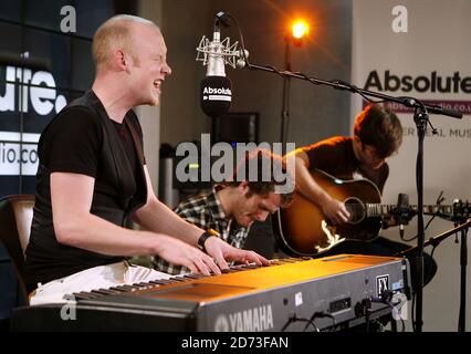 Le Fray se joue en direct aux sessions Absolute radio Christmas Zoo, dans leur studio du centre de Londres. Banque D'Images