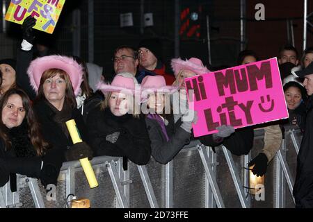 Un membre de la foule porte un panneau alors qu'elle assiste à la première représentation de Big Brother, Lucy Pinder est le premier candidat à voter en dehors de la Celebrity Big Brother House 2009, Elstree Studios, Borehamwood, Londres. Banque D'Images