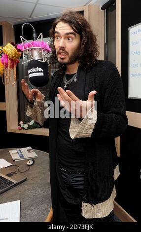 Russell Brand est interviewé par le DJ Geoff Lloyd sur Absolute radio, dans leur studio à Golden Square, Londres. Banque D'Images