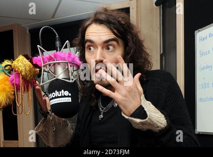 Russell Brand est interviewé par le DJ Geoff Lloyd sur Absolute radio, dans leur studio à Golden Square, Londres. Banque D'Images