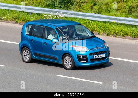 2014 bleu Citroën C3 Picasso VTR+; circulation automobile, véhicules en mouvement, voitures, véhicules roulant sur les routes britanniques, moteurs, automobile sur l'autoroute M6 réseau routier britannique. Banque D'Images