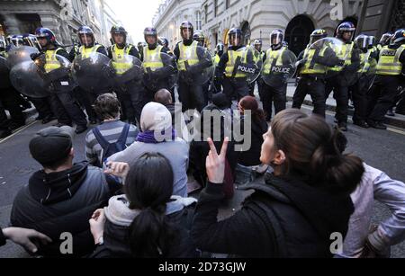 Les manifestants s'opposent à la police alors que la soirée tombe dans la ville de Londres, après une journée de manifestations basées sur la « Journée des Fools financiers » autour de la Banque d'Angleterre. Banque D'Images