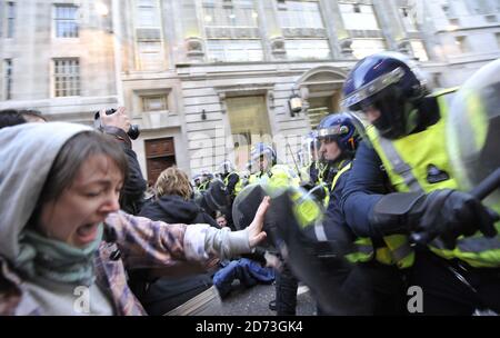 Les manifestants s'opposent à la police alors que la soirée tombe dans la ville de Londres, après une journée de manifestations basées sur la « Journée des Fools financiers » autour de la Banque d'Angleterre. Banque D'Images