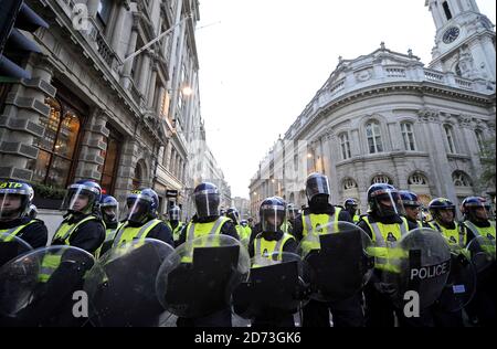 Les manifestants s'opposent à la police alors que la soirée tombe dans la ville de Londres, après une journée de manifestations basées sur la « Journée des Fools financiers » autour de la Banque d'Angleterre. Banque D'Images