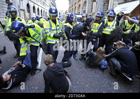 Les manifestants s'opposent à la police alors que la soirée tombe dans la ville de Londres, après une journée de manifestations basées sur la « Journée des Fools financiers » autour de la Banque d'Angleterre. Banque D'Images