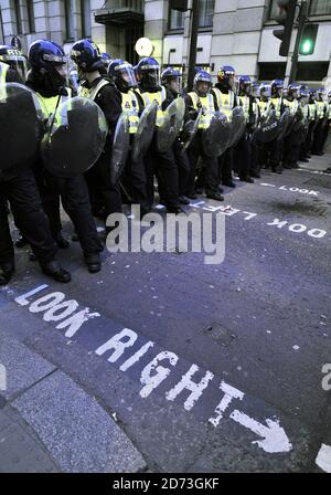 Les manifestants s'opposent à la police alors que la soirée tombe dans la ville de Londres, après une journée de manifestations basées sur la « Journée des Fools financiers » autour de la Banque d'Angleterre. Banque D'Images