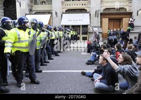 Les manifestants s'opposent à la police alors que la soirée tombe dans la ville de Londres, après une journée de manifestations basées sur la « Journée des Fools financiers » autour de la Banque d'Angleterre. Banque D'Images