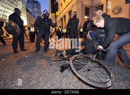 Les manifestants s'opposent à la police alors que la soirée tombe dans la ville de Londres, après une journée de manifestations basées sur la « Journée des Fools financiers » autour de la Banque d'Angleterre. Banque D'Images