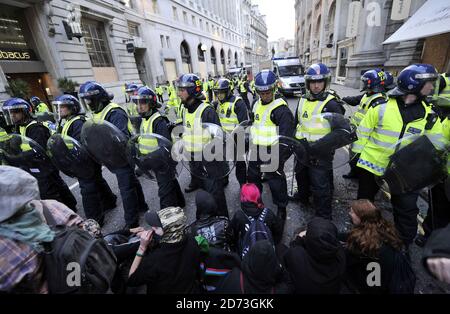 Les manifestants s'opposent à la police alors que la soirée tombe dans la ville de Londres, après une journée de manifestations basées sur la « Journée des Fools financiers » autour de la Banque d'Angleterre. Banque D'Images