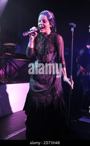 Lily Allen se produit sur scène au Tabernacle dans l'ouest de Londres, dans le cadre du MySpace Secret shows Tour. Banque D'Images