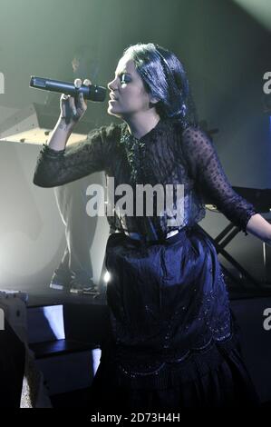 Lily Allen se produit sur scène au Tabernacle dans l'ouest de Londres, dans le cadre du MySpace Secret shows Tour. Banque D'Images