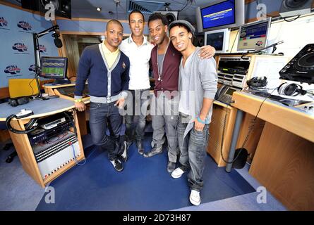 (G-D) Jonathan Gill, Marvin Humes, Oritse Williams et Aston Merrygold de JLS sont interviewés dans le cadre de l'émission de petit-déjeuner Capital radio, aux studios Global radio du centre de Londres Banque D'Images