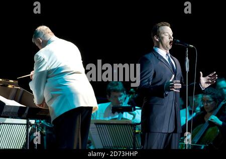 Russell Watson se présente au Hampton court Palace Festival, qui s'est tenu dans la demeure majestueuse de l'ouest de Londres. Banque D'Images