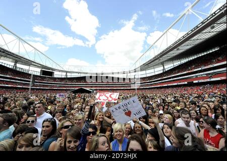 Les foules se rassemblent au Capital 95.8 Summertime ball avec Barclaycard, qui s'est tenu au stade Emirates dans le nord de Londres. Banque D'Images