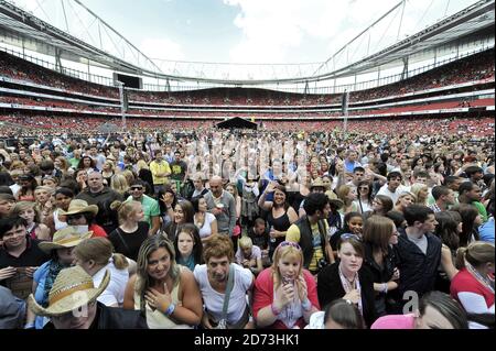 Les foules se rassemblent au Capital 95.8 Summertime ball avec Barclaycard, qui s'est tenu au stade Emirates dans le nord de Londres. Banque D'Images