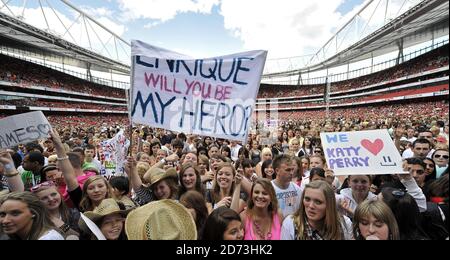 Les foules se rassemblent au Capital 95.8 Summertime ball avec Barclaycard, qui s'est tenu au stade Emirates dans le nord de Londres. Banque D'Images