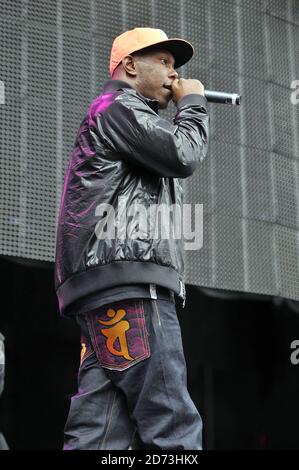 Dizzee Rascal se produit sur scène pendant le Capital 95.8 Summertime ball avec Barclaycard au stade Emirates. Banque D'Images