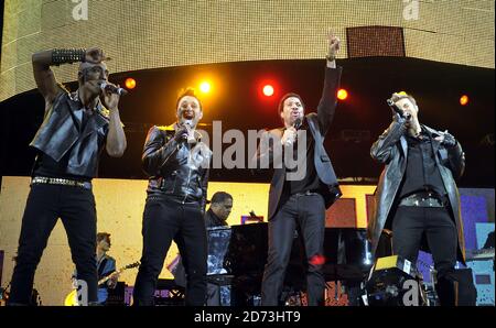 Lionel Richie et Blue jouent sur scène pendant le Capital 95.8 Summertime ball avec Barclaycard au stade Emirates. Banque D'Images