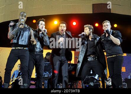 Lionel Richie et Blue jouent sur scène pendant le Capital 95.8 Summertime ball avec Barclaycard au stade Emirates. Banque D'Images