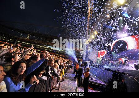 Blue se présentant sur scène pendant le Capital 95.8 Summertime ball avec Barclaycard au stade Emirates. Banque D'Images