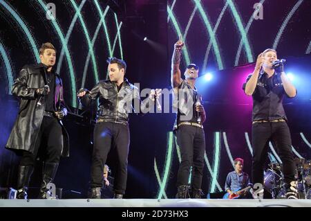 Blue se présentant sur scène pendant le Capital 95.8 Summertime ball avec Barclaycard au stade Emirates. Banque D'Images