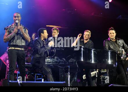 Lionel Richie et Blue jouent sur scène pendant le Capital 95.8 Summertime ball avec Barclaycard au stade Emirates. Banque D'Images