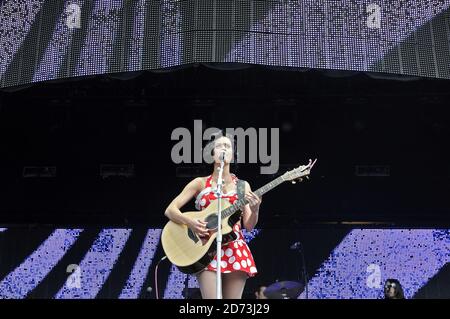 Katy Perry se produit sur scène pendant le Capital 95.8 Summertime ball avec Barclaycard au stade Emirates. Banque D'Images