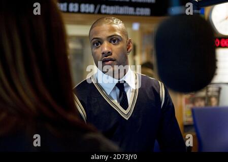 Jonathan Gill de JLS en avion tout en co-organisant un spectacle sur Capital FM, aux studios Global radio du centre de Londres. Banque D'Images